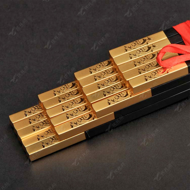 收藏礼品----国际红木黑酸枝金浮雕熊猫筷子